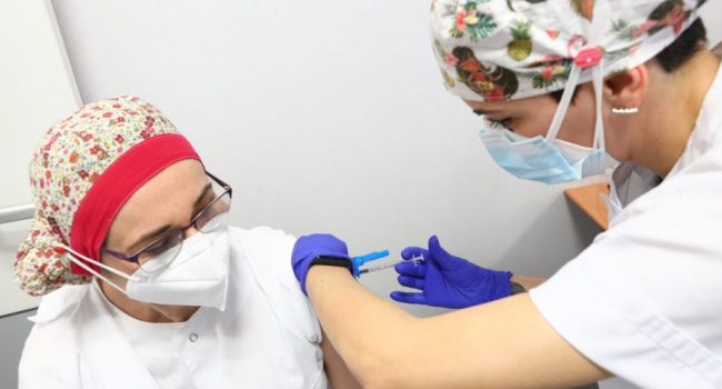 Vacunación de sanitarios en el Hospital Royo Villanova de Zaragoza. Foto: DGA