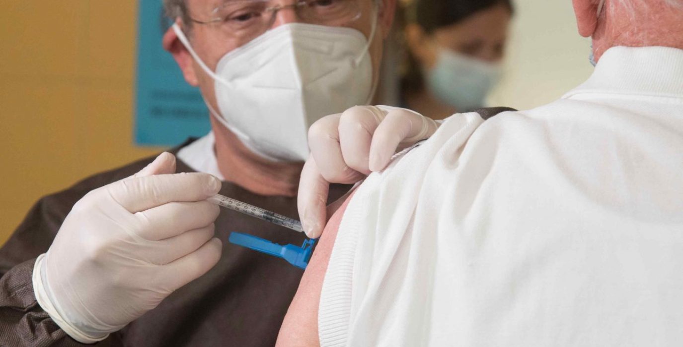Vacunación en el centro de salud Pirineos de Uesca. Foto: DGA.