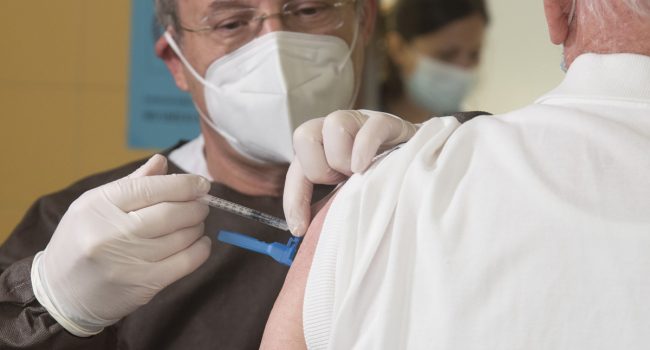 Vacunación en el centro de salud Pirineos de Uesca. Foto: DGA
