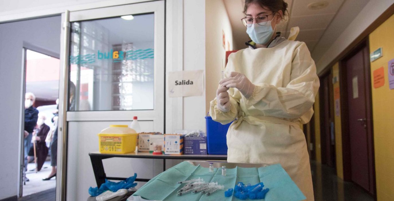 Vacunación en el centro de salud Pirineos de Uesca. Foto: DGA.