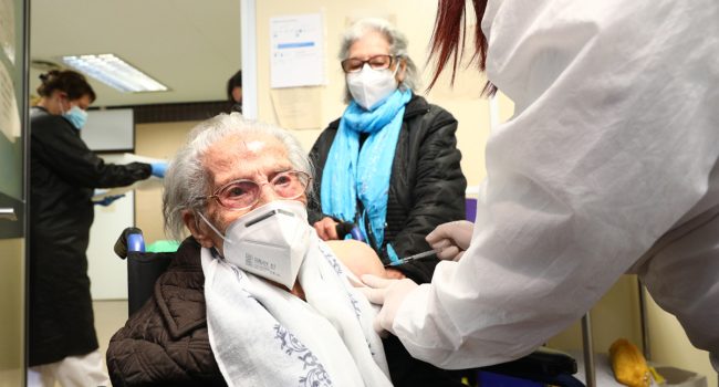 Pepa Benítez, de 85 años, y su madre, Carmen Cano, de 104, vacunadas en Zaragoza. Foto: DGA