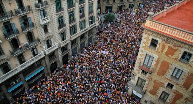 Miles de personas se concentran en Barcelona frente a la sede del PP y en la Delegación de Gobierno español. Foto: La Directa