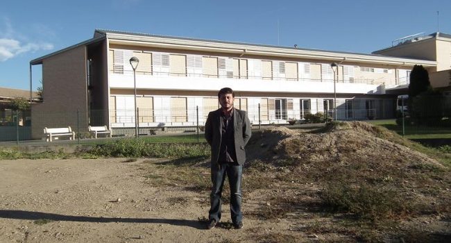 Valero Aguayos frente a la Residencia de Balbastro