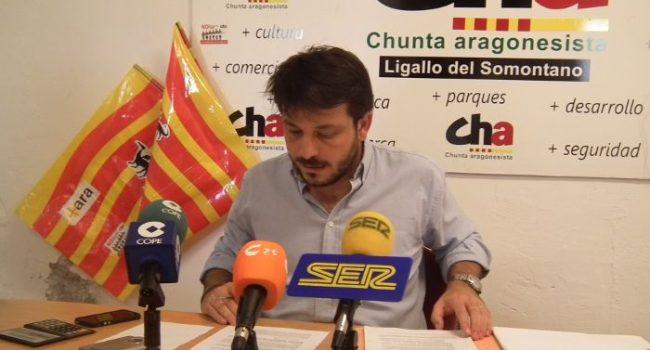 Valero Aguayos, portavoz de CHA en el Ayuntamiento de Balbastro, en la rueda de prensa de ayer. Foto: CHA