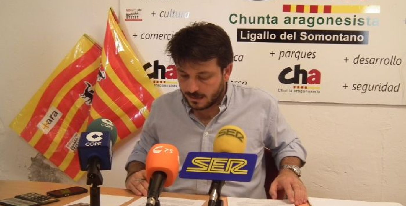 Valero Aguayos, portavoz de CHA en el Ayuntamiento de Balbastro, en la rueda de prensa de ayer. Foto: CHA