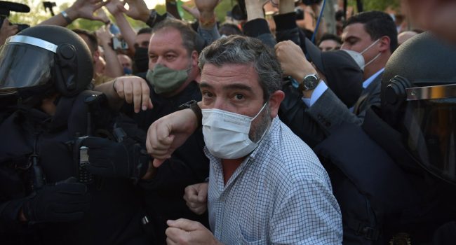 Guardaespaldas de Abascal saltando el cordón policial, hecho que desencadenó las cargas. Foto: Dani Gago