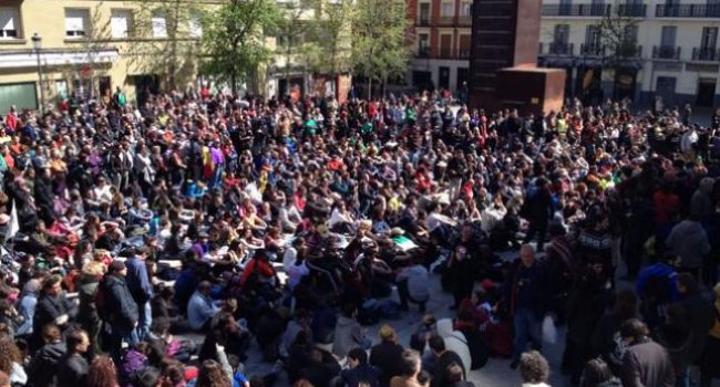 Vista de la asamblea de esta mañana en la Plaza Reina Sofía de Madrid. Foto: Diagonal