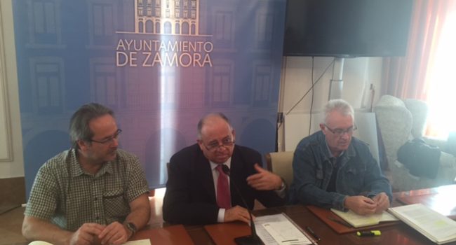 Mario Isea junto al  alcade de Zamora, Francisco Guarido, y el coordinador federal de Izquierda Unida, Cayo Lara.