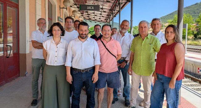 Vicent Marzà eurodiputado Compromís en Chaca Canfranc Aragón con CHA Jorge Pueyo