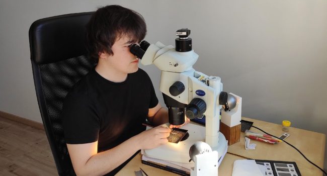 Vicente Gilabert analizando muestras micropaleontológicas Unizar AraInfo