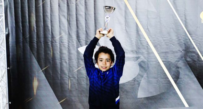 Víctor Dobato levanta el trofeo obtenido en Tarragona. | Foto: FATM