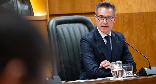 Víctor Serrano en la Comisión de Urbanismo de este miércoles | Foto: Miguel G. García (AZ)