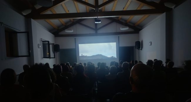 Proyección de "Vidas irrenovables" en el Albergue de Alloza | Foto: Comisión de Fiestas