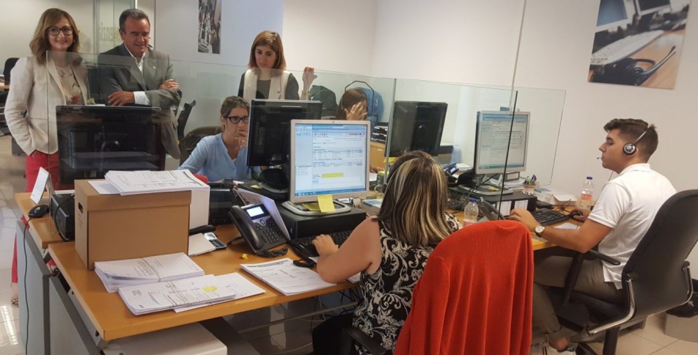 Visita de Sánchez Quero al servicio de teleasistencia de Atenzia en el Edificio Trovador de Zaragoza.