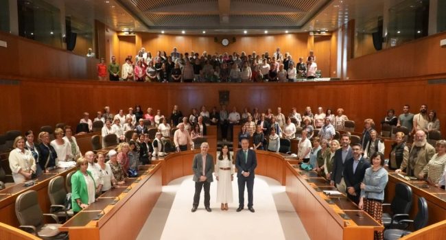 Voluntariado de la AECC recibiendo el reconocimiento de la milenaria institución aragonesa | Foto: Cortes de Aragón