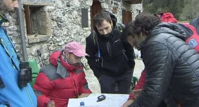 Voluntarios coordinando las labores de búsqueda.