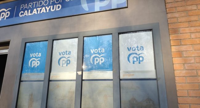 Carteles pidiendo el voto para el PP, antes del inicio de la campaña, en la sede del partido de Jorge Azcón en Calatayud | Foto: PSOE