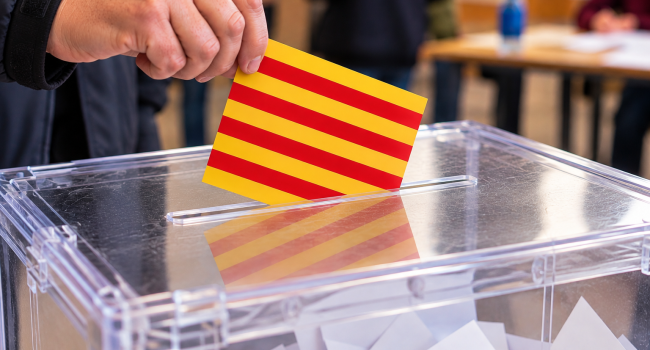 Recreación de una papeleta con la bandera de Aragón entrando en una urna electoral.