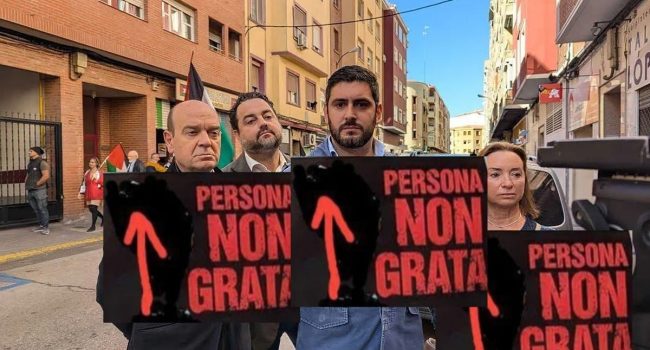 Nolasco, junto a diputados de Vox, frente a Casa Palestina, en una fotografía de Marcos García modificada y difundida en redes que pide “persona non grata” al partido ultraderechista.