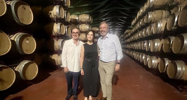 Jorge Azcón acompaña a Isabel Díaz Ayuso en una visita público-privada a Cariñena el pasado 18 de julio ¡Tiembla porrón! | Foto: Azcón / PP