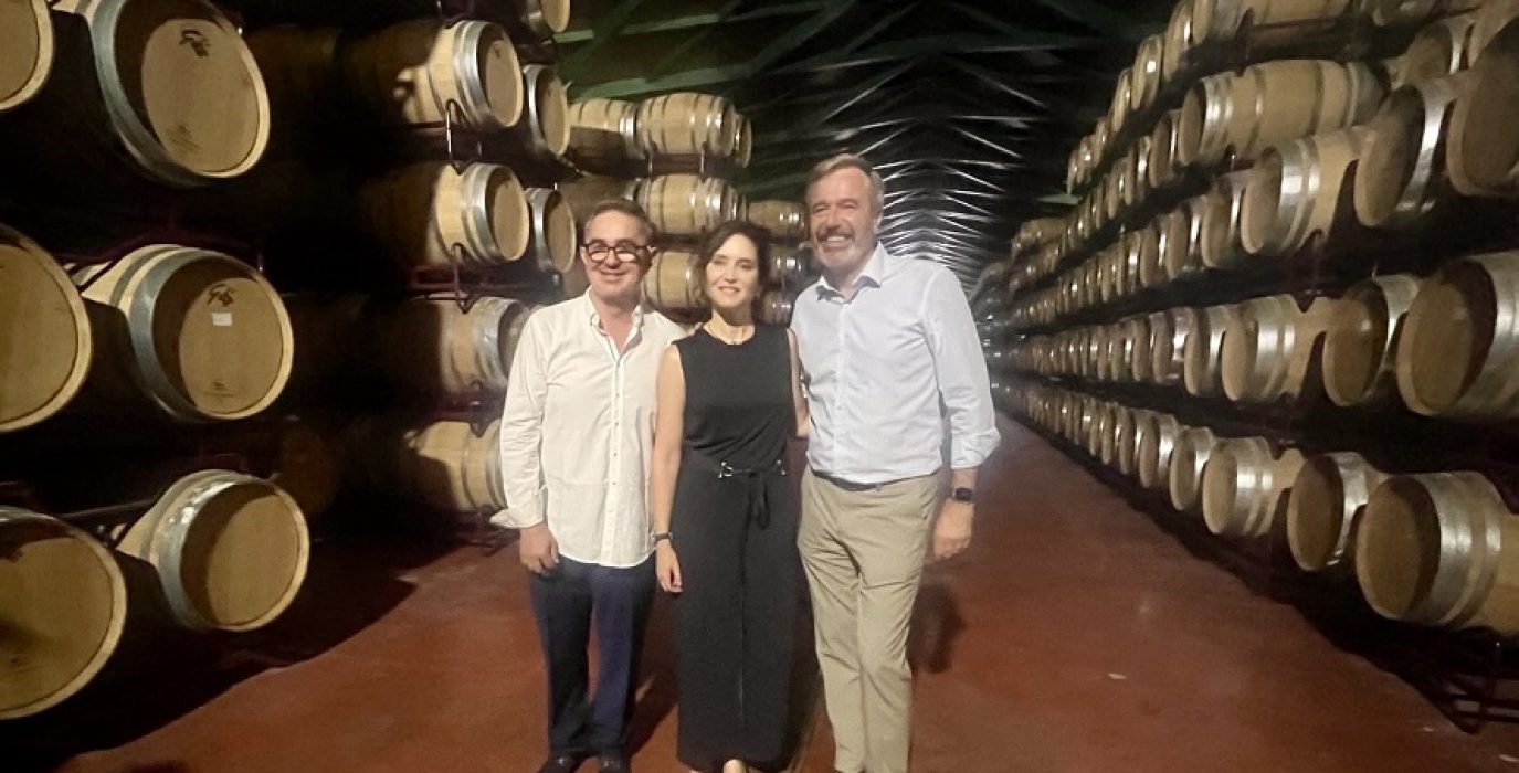 Jorge Azcón acompaña a Isabel Díaz Ayuso en una visita público-privada a Cariñena el pasado 18 de julio ¡Tiembla porrón! | Foto: Azcón / PP