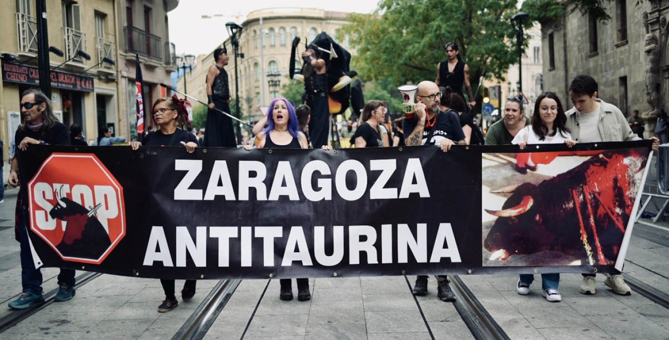 Manifestación antitaurina de Zaragoza en los Pilares 2024 | Foto: Cris Aznar
