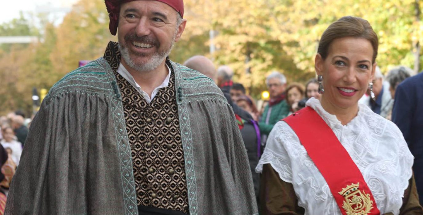 El presidente del Gobierno de Aragón, Jorge Azcón, y la alcaldesa de Zaragoza, Natalia Chueca, durante la ofrenda de frutos en los pasados Pilares | Foto: Daniel Marcos (AZ)