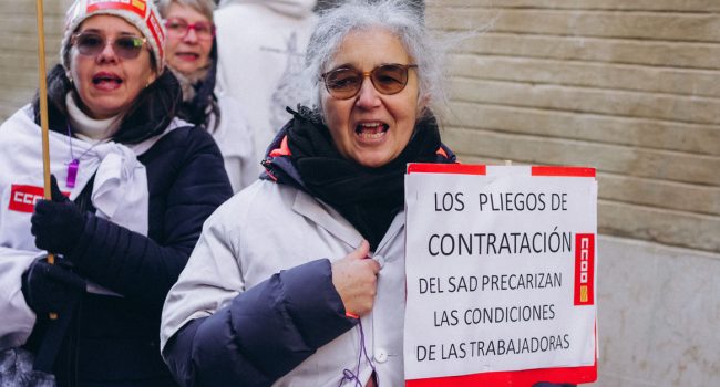 Trabajadoras del Servicio de Ayuda a Domicilio del Ayuntamiento de Zaragoza en la concentración a las puertas de Morlanes | Foto: CCOO Aragón