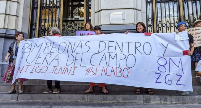 Pancarta en la concentración del 8M en apoyo a Jenni y al resto de las campeonas del mundo | Foto: Iker G. Izagirre (AraInfo)
