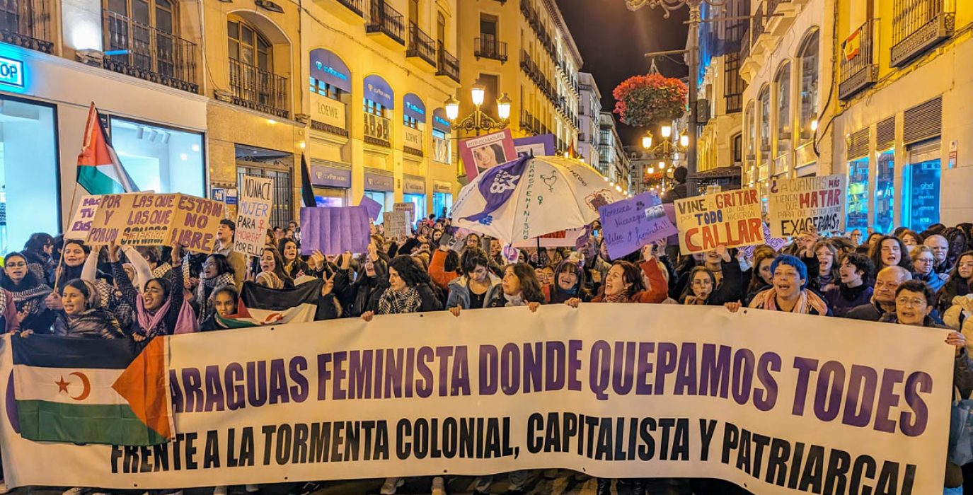 Cabecera de la manifestación del 8M del Paraguas Feminista de Zaragoza | Foto: Gladys Sendic (AraInfo)