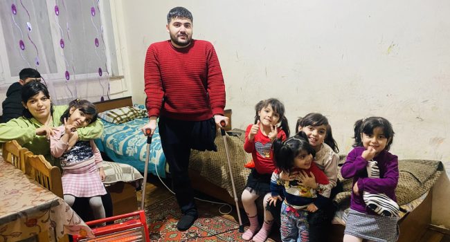 Lusine Hayriyan con sus hijas y su hermano, Gevorg Balayan | Foto: Siranush Sargsyan