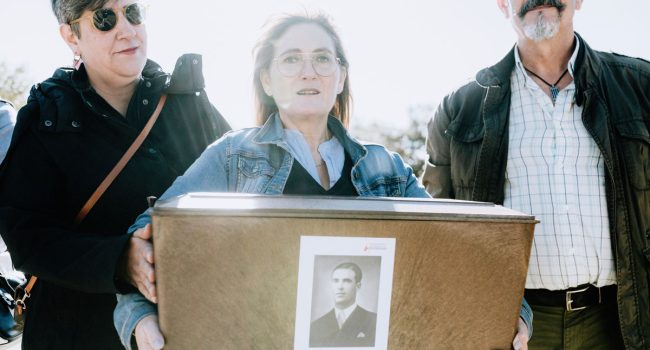Nani Fernández Lalaguna con los restos de su abuelo Fausto, en la inhumación en Azlor | Foto: Tamara Pastora