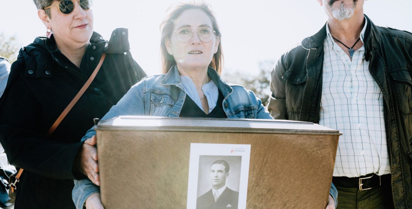 Nani Fernández Lalaguna con los restos de su abuelo Fausto, en la inhumación en Azlor | Foto: Tamara Pastora