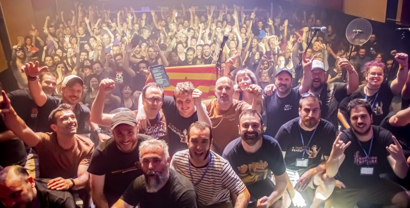 Bandas, artistas y colla d'AraInfo en la foto final con el público del Borina! Festa! Fest! | Foto: VizenzO