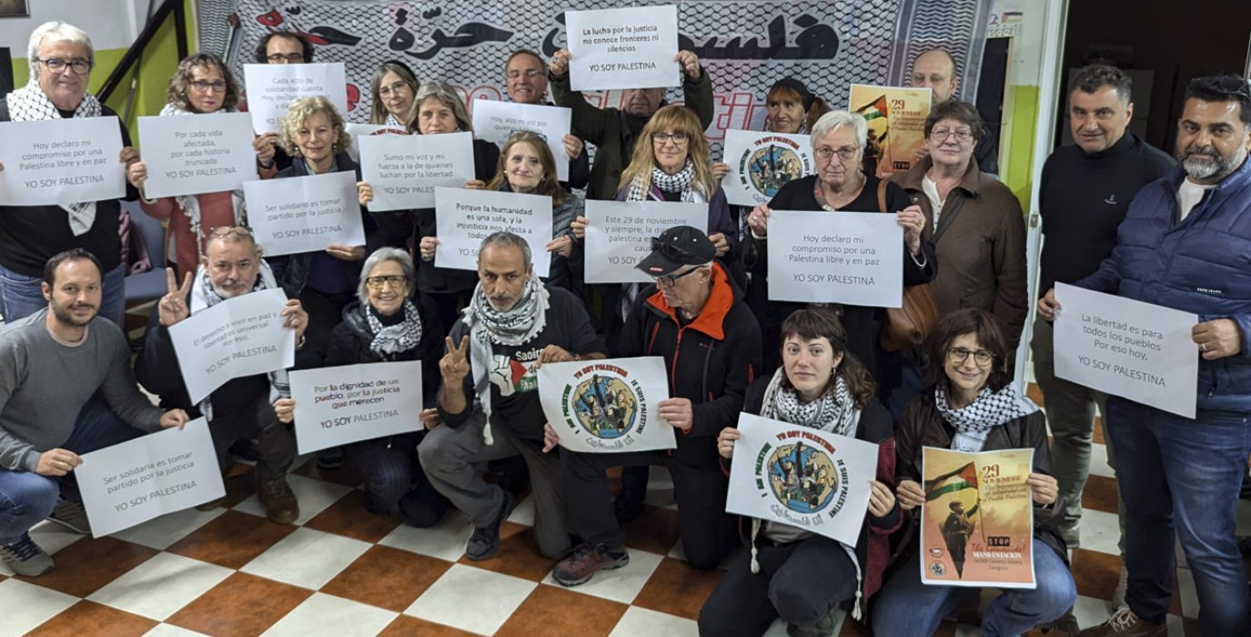 Activistas por Palestina arropan a los y las seis huelguista en la primera noche de ayuno en Casa Palestina | Foto: Iker G. Izagirre