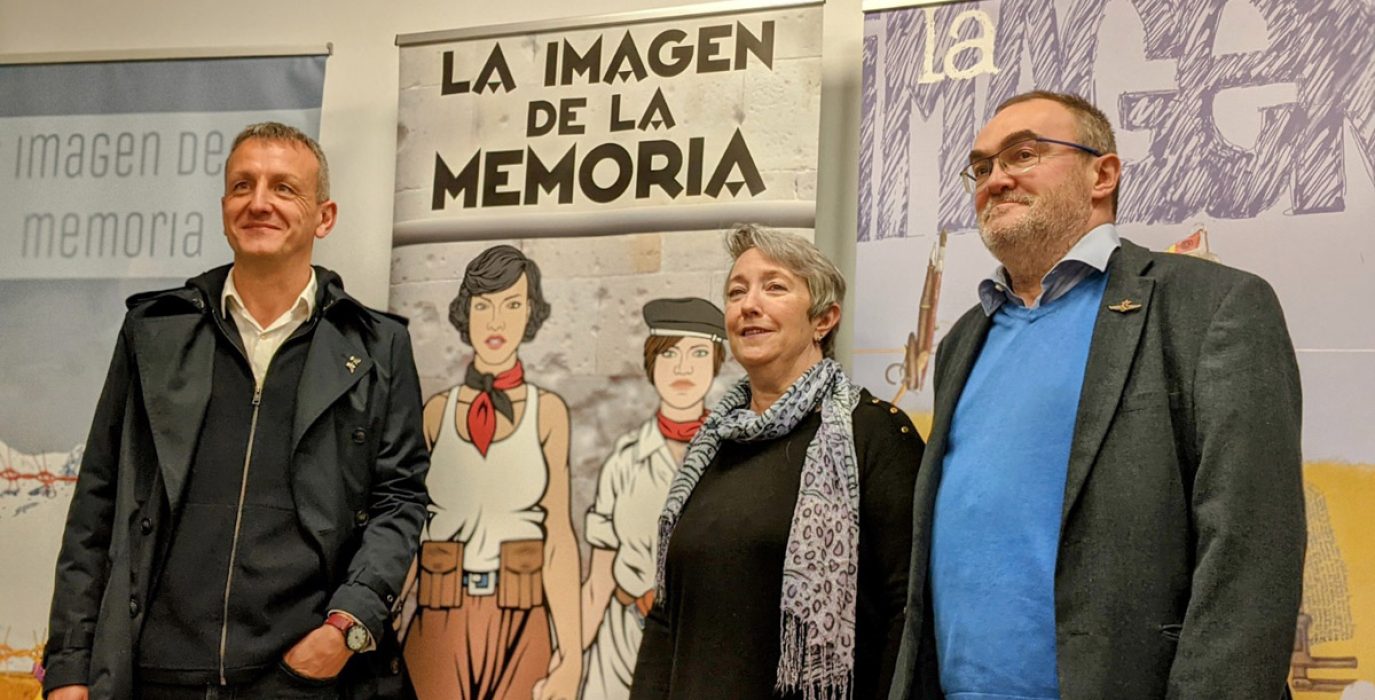 Enrique Gómez y Mercedes Sánchez, de ARMHA, junto a Fernando Rivarés, en la presentación de la IV edición de La Imagen de la Memoria. Foto: Iker G. Izagirre (AraInfo)