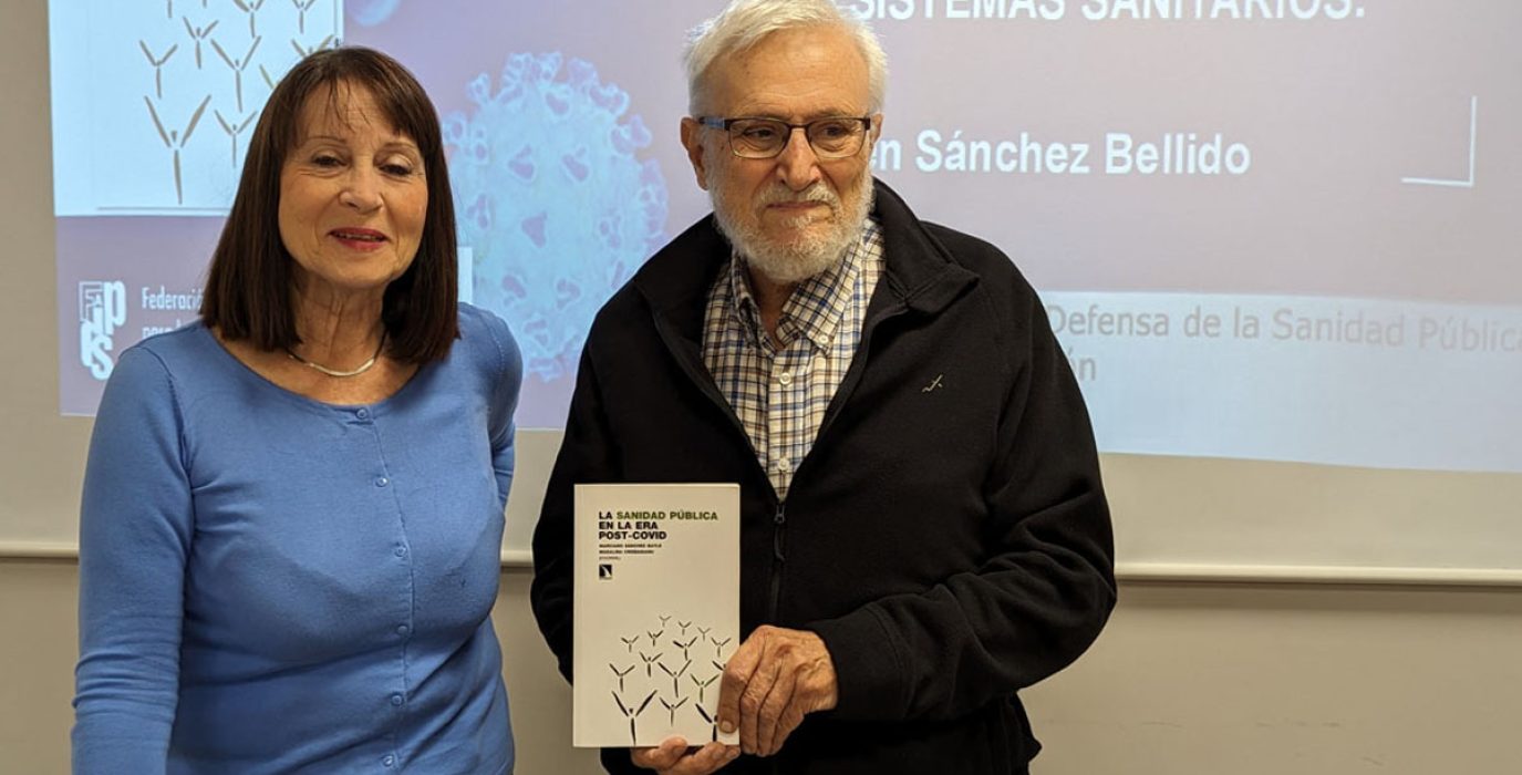 Carmen Sánchez Bellido y Marciano Sánchez Bayle con el libro "La sanidad pública en la era post-covid" | Foto: Iker G. Izagirre (AraInfo)
