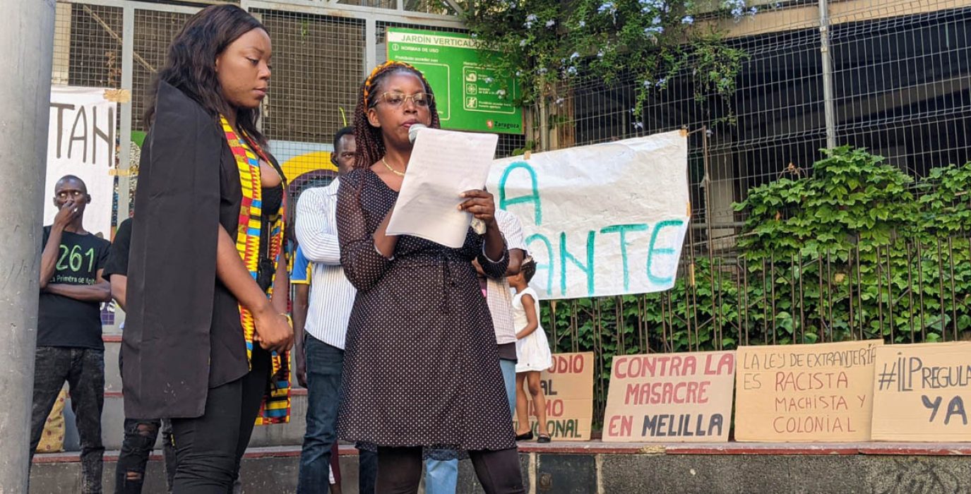 Representantes de Marea Migrante en la concentración de Zaragoza contra la masacre de Melilla. Foto: Iker G. Izagirre (AraInfo)