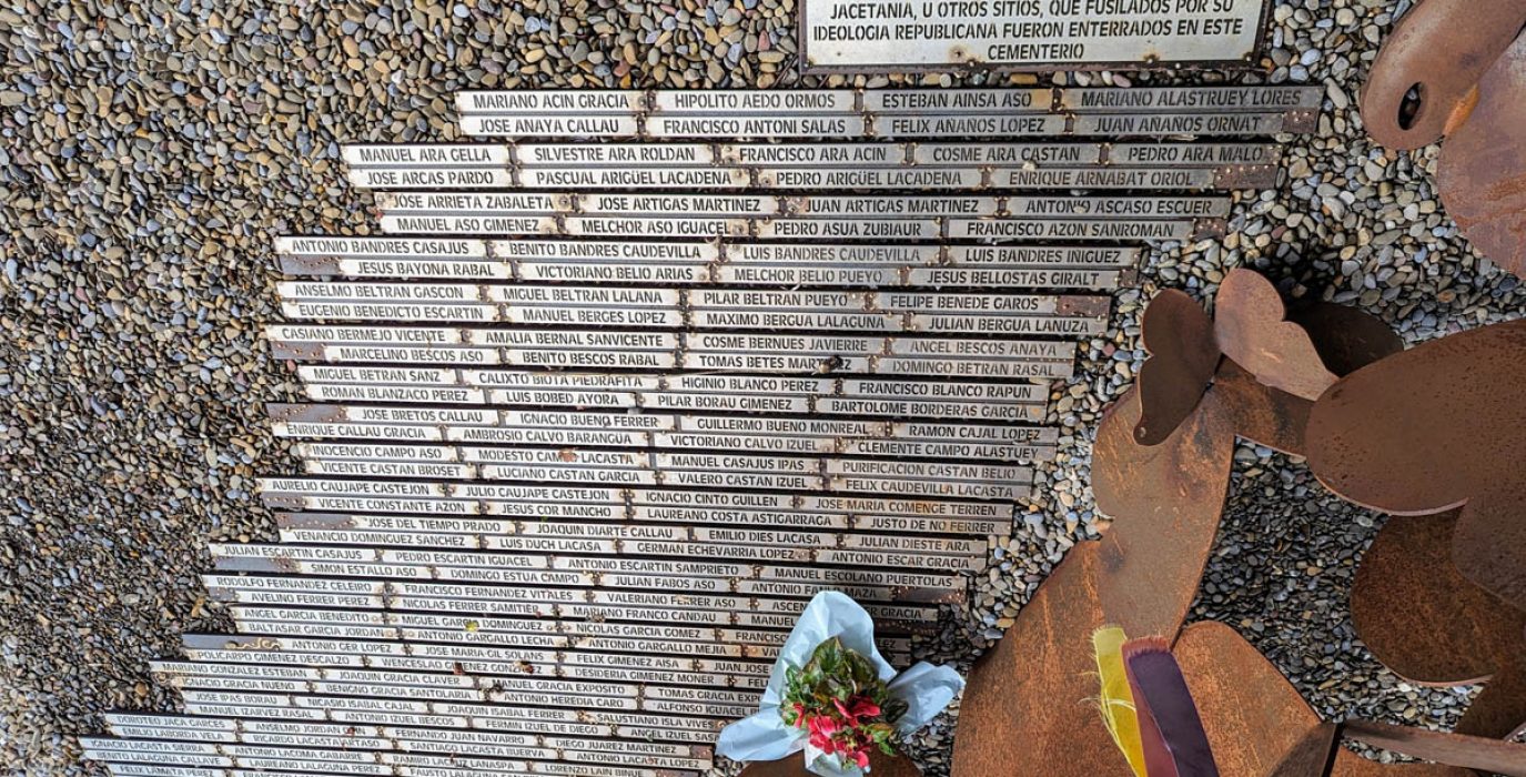 Memorial en el cementerio de Jaca en recuerdo de las 400 personas fusiladas en la comarca por su ideología republicana | Foto: Iker G. Izagirre (AraInfo)