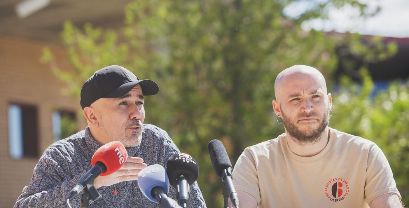 Francho Aijón y Pablo Rochela durante la rueda de prensa frente a las puertas de la macrocárcel de Zuera | Foto: Juan Manzanara