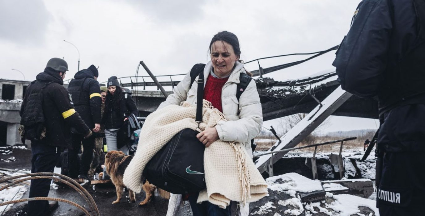 Una mujer huye de Irpin, ciudad del óblast de Kiev. Foto: Diego Herrera