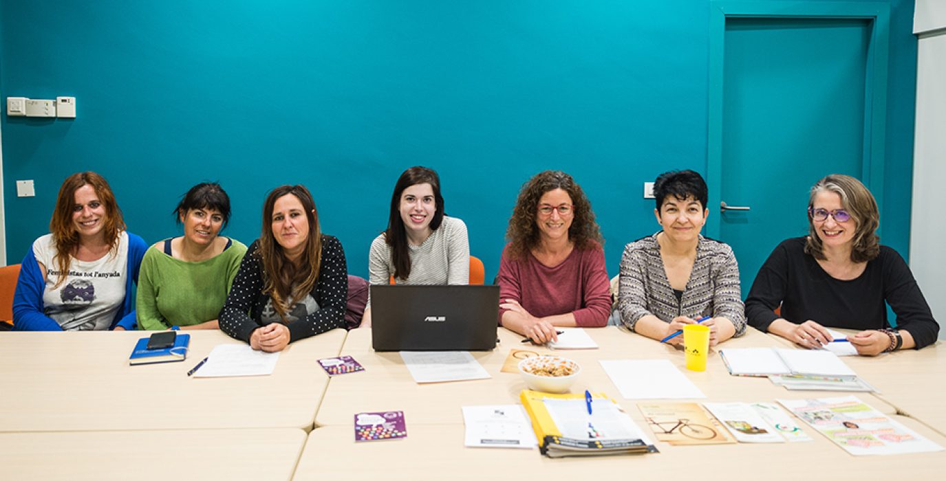 Lurdes, Ainhoa, Susana, Cristina, Elisa, Mari y Pilar, en la sede de REAS Aragón. Foto: Pablo Ibáñez (AraInfo)