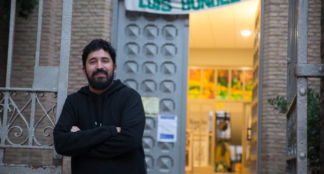 Sebastián Ramírez 'Seba', en la puerta del CSC Luis Buñuel en Zaragoza. Foto: Pablo Ibáñez (AraInfo)