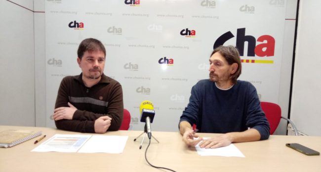 El Secretario Territorial de CHA en Teruel, José Manuel Salvador, junto al Vicesecretario, Javier Carbó. Foto: CHA. en la rueda de prensa de los PGE