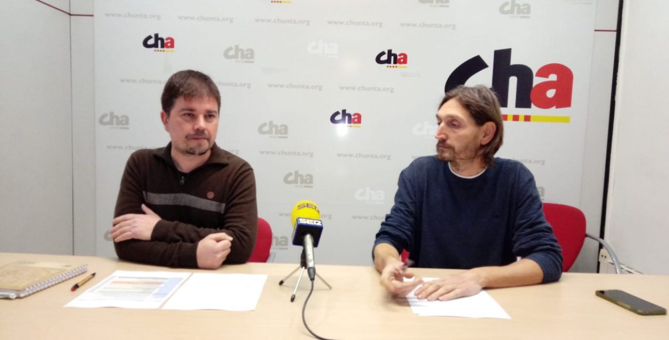 El Secretario Territorial de CHA en Teruel, José Manuel Salvador, junto al Vicesecretario, Javier Carbó. Foto: CHA. en la rueda de prensa de los PGE