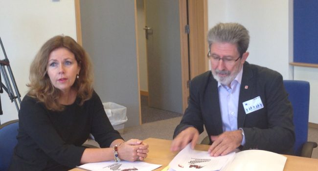 El Coordinador de
IU Aragón y diputado, Adolfo Barrena, y la presidenta de la Comisión de Peticiones de la UE, Cecilia Wikström, esta mañana en el Parlamento Europeo