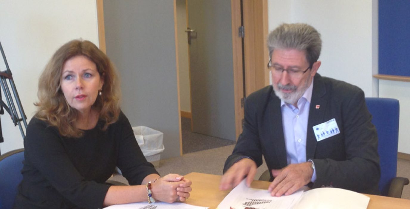 El Coordinador de
IU Aragón y diputado, Adolfo Barrena, y la presidenta de la Comisión de Peticiones de la UE, Cecilia Wikström, esta mañana en el Parlamento Europeo