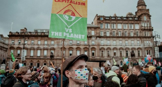 Ecología radical: los mass media son capaces de fabricar posverdades para justificar los intereses del capitalismo