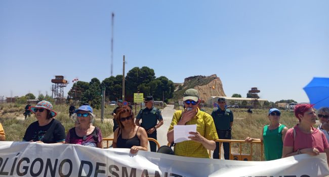 Lectura del comunicado frente a la entrada del polígono de tiro de las Bardenas | Foto: Plataforma No a las Guerras de Ejea y Pueblos