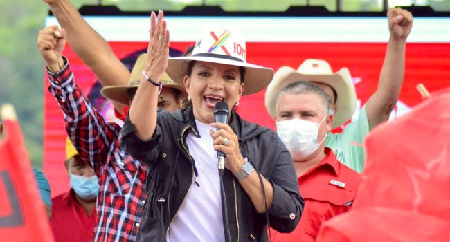 Xiomara Castro durante un acto de campaña. Foto: @PartidoLibre